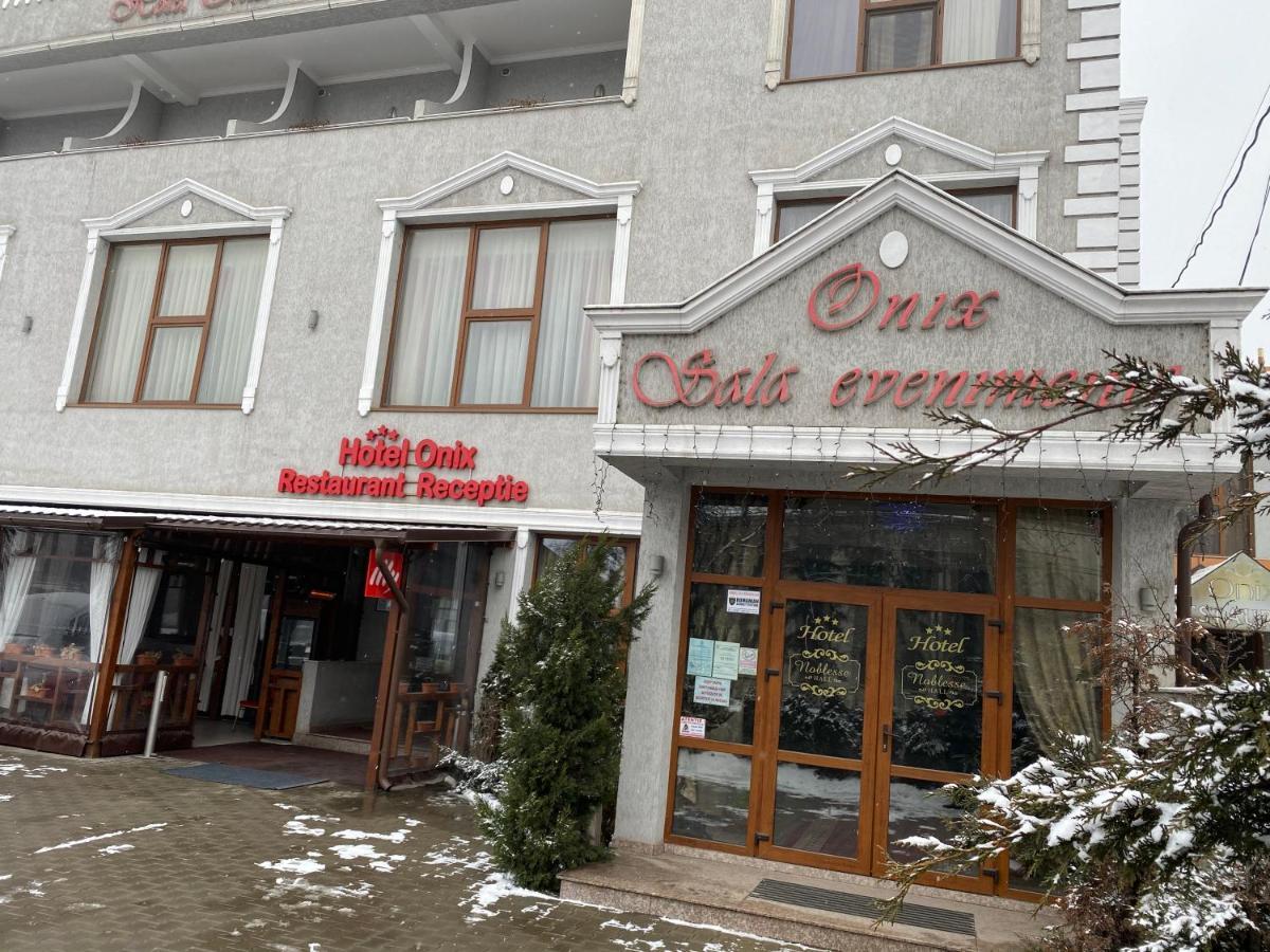 Hotel Onix Roman Exteriér fotografie