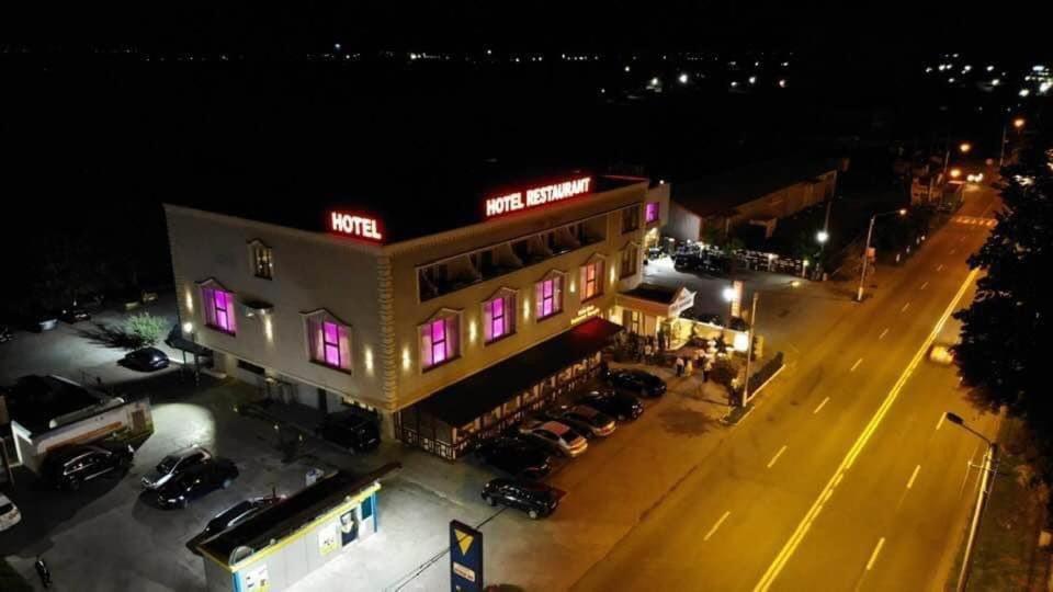 Hotel Onix Roman Exteriér fotografie