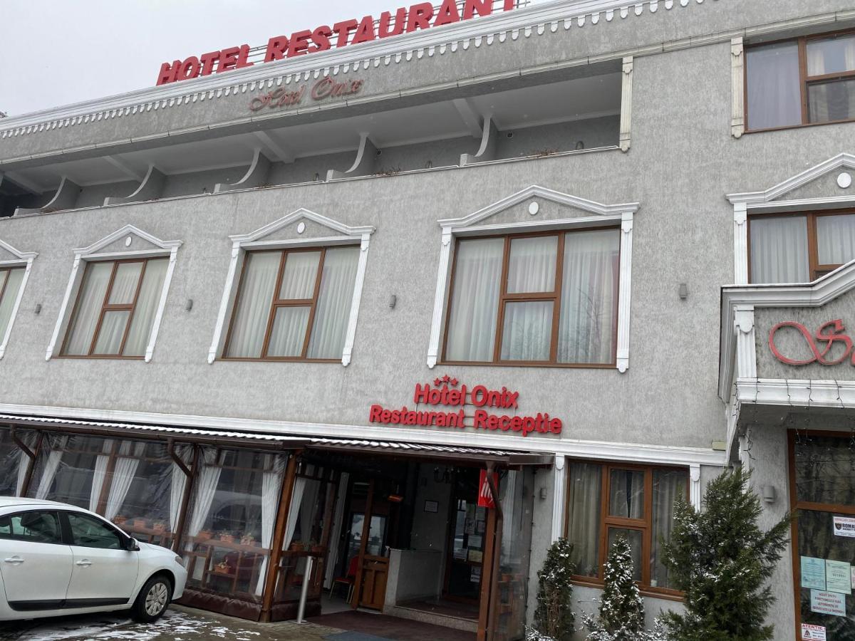 Hotel Onix Roman Exteriér fotografie